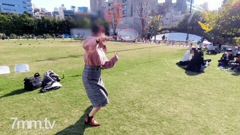 FC2-PPV-1696305 [สาวฮินาตะโบโกะบ้าพลัง] พาเด็กนักเรียนสาวไปเล่นบนสนามหญ้า!